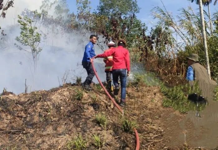 FOTO 5 Sept_Tim Gabungan memadamkan titik api kawasan karhutla