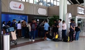 FOTO 6 Sept_Para penumpang menunggu informasi keberangkatan di Terminal 1 B Bandara Soekarno-Hatta. dok. kemenhub INI