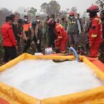 FOTO 6 Sept_Personel Satgas darat terus melakukan pemadaman lahan yang terbakar di Desa Rasau Jaya 3, Kec Rasau Jaya, Kab Kubu Raya, Kalimantan Barat 1