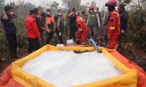 FOTO 6 Sept_Personel Satgas darat terus melakukan pemadaman lahan yang terbakar di Desa Rasau Jaya 3, Kec Rasau Jaya, Kab Kubu Raya, Kalimantan Barat 1