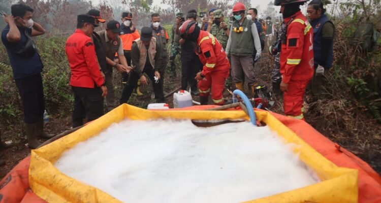 FOTO 6 Sept_Personel Satgas darat terus melakukan pemadaman lahan yang terbakar di Desa Rasau Jaya 3, Kec Rasau Jaya, Kab Kubu Raya, Kalimantan Barat 1