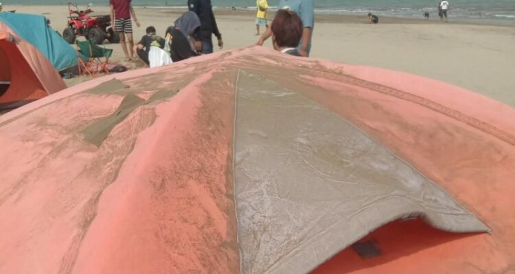 FOTO 6 Sept_Sebaran abu vulkanik Gunung Anak Krakatau terpantau di wilayah Kecamatan Anyer, Kabupaten Serang, Banten INI INI