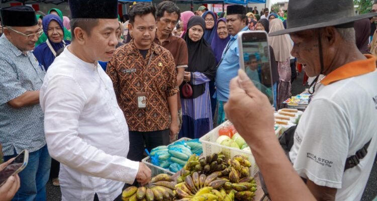 FOTO 7 Sept_Kegiatan Gerakan Pangan Murah di Desa Balonggandu, Kecamatan Jatisari, Kabupaten Karawang. dok. karawangkab.go.id