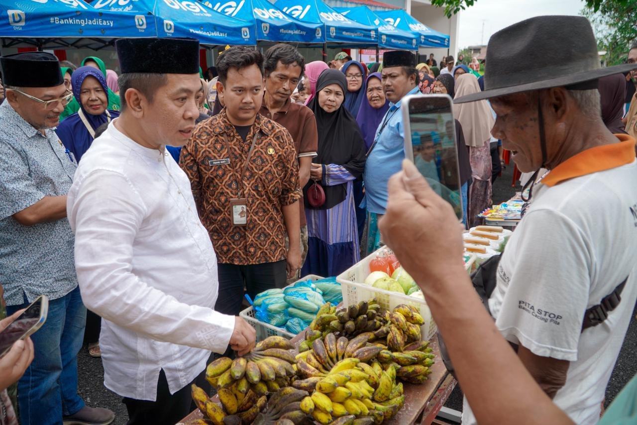 FOTO 7 Sept_Kegiatan Gerakan Pangan Murah di Desa Balonggandu, Kecamatan Jatisari, Kabupaten Karawang. dok. karawangkab.go.id