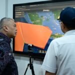FOTO 7 Sept_Menteri Perhubungan Dudy Purwagandhi melakukan pemantauan kondisi erupsi Gunung Anak Krakatau. dok. kemenhub INI