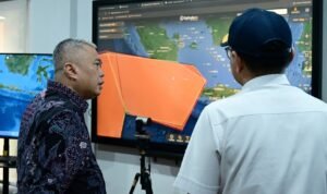 FOTO 7 Sept_Menteri Perhubungan Dudy Purwagandhi melakukan pemantauan kondisi erupsi Gunung Anak Krakatau. dok. kemenhub INI