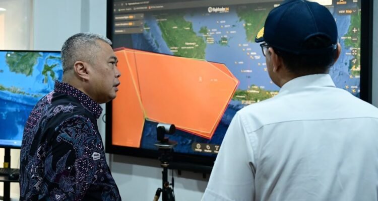 FOTO 7 Sept_Menteri Perhubungan Dudy Purwagandhi melakukan pemantauan kondisi erupsi Gunung Anak Krakatau. dok. kemenhub INI