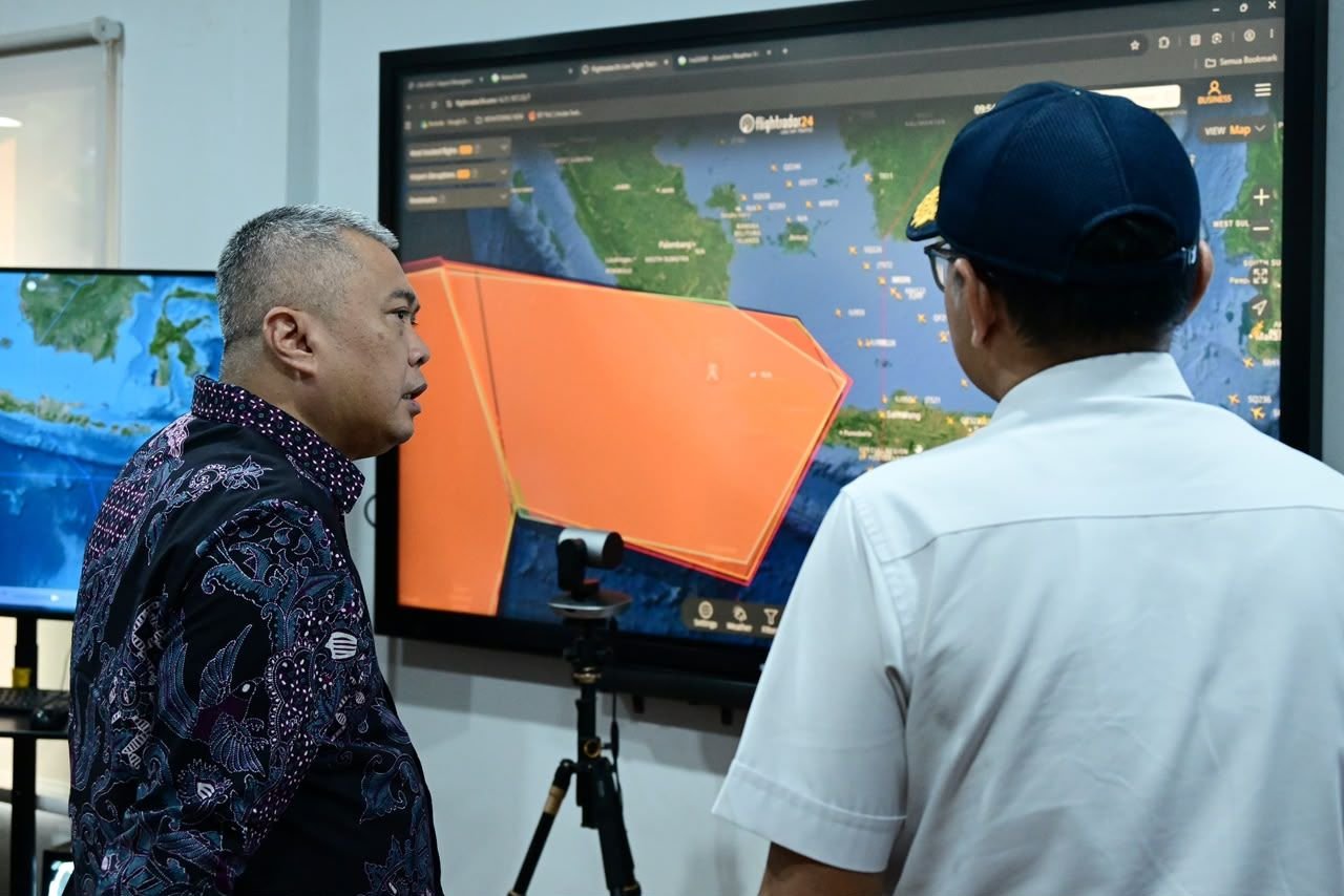 FOTO 7 Sept_Menteri Perhubungan Dudy Purwagandhi melakukan pemantauan kondisi erupsi Gunung Anak Krakatau. dok. kemenhub INI