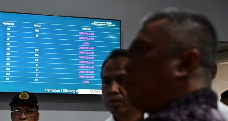 FOTO 7 Sept_Pemantauan kondisi erupsi Gunung Anak Krakatau masih berdampak pada penundaan penerbangan. dok. kemenhub INI