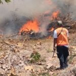 FOTO 7 Sept_Petugas gabungan berusaha memadamkan lahan seluas 6.05 hektare yang terbakar di Kabupaten Banyumas, Provinsi Jawa Tengah INI