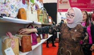 FOTO 7 Sept_Wakil Menteri Koperasi (Wamenkop) Farida Farichah pada pameran China International E-Commerce Industry INI