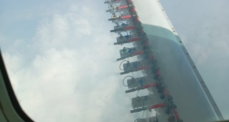FOTO 8 Sept_Bahan semai disebarkan melalui sistem waterrack yang di pasang di bawah sayap pesawat Cesna INI