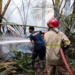 FOTO 8 Sept_Tim gabungan melakukan pemadaman api yang membakar wilayah Kabupaten Aceh Besar, Provinsi Aceh. dok.
