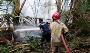 FOTO 8 Sept_Tim gabungan melakukan pemadaman api yang membakar wilayah Kabupaten Aceh Besar, Provinsi Aceh. dok.