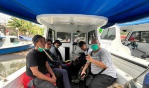 FOTO 9 Sept_Lima orang jurnalis sebelum berangkat menuju gunung anak Krakatau pada Senin (792026). dok. keluarga