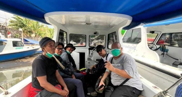 FOTO 9 Sept_Lima orang jurnalis sebelum berangkat menuju gunung anak Krakatau pada Senin (792026). dok. keluarga
