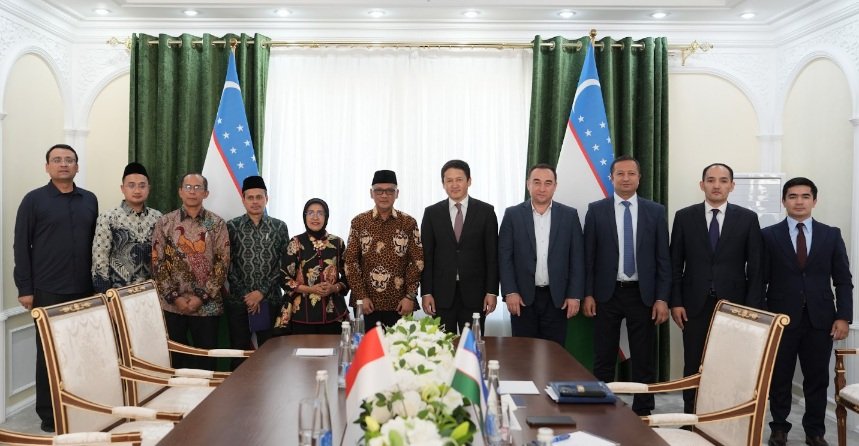 FOTO 9 Sept_Menteri Haji dan Umrah Mochamad Irfan Yusuf beserta jajaran dalam pertemuan dengan Ketua Komite Pariwisata Uzbekistan