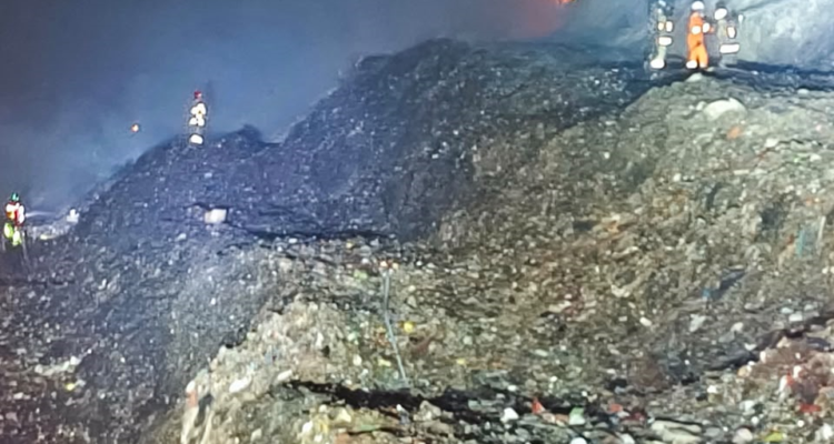 Sejumlah petugas gabungan melakukan upaya pemadaman kebakaran lahan TPA Putri Cempo, Kota Solo, Jawa Tengah. bpbdkabupatenjateng