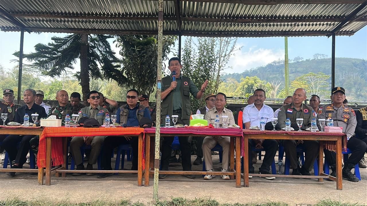 FOTO 1 Okt_Dialog dengan masyarakat terdampak gempa bumi Magnitudo 7,7 saat kunjungan kerja di Kabupaten Ngada, NTT