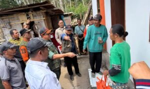 FOTO 1 Okt_Peninjauan pembangunan hunian sementara (huntara) di Desa Sobo, Kecamatan Golewa Barat, Kabupaten Ngada, NTT