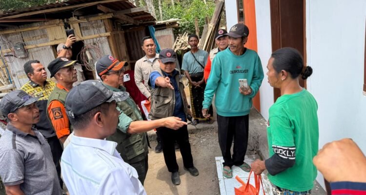 FOTO 1 Okt_Peninjauan pembangunan hunian sementara (huntara) di Desa Sobo, Kecamatan Golewa Barat, Kabupaten Ngada, NTT