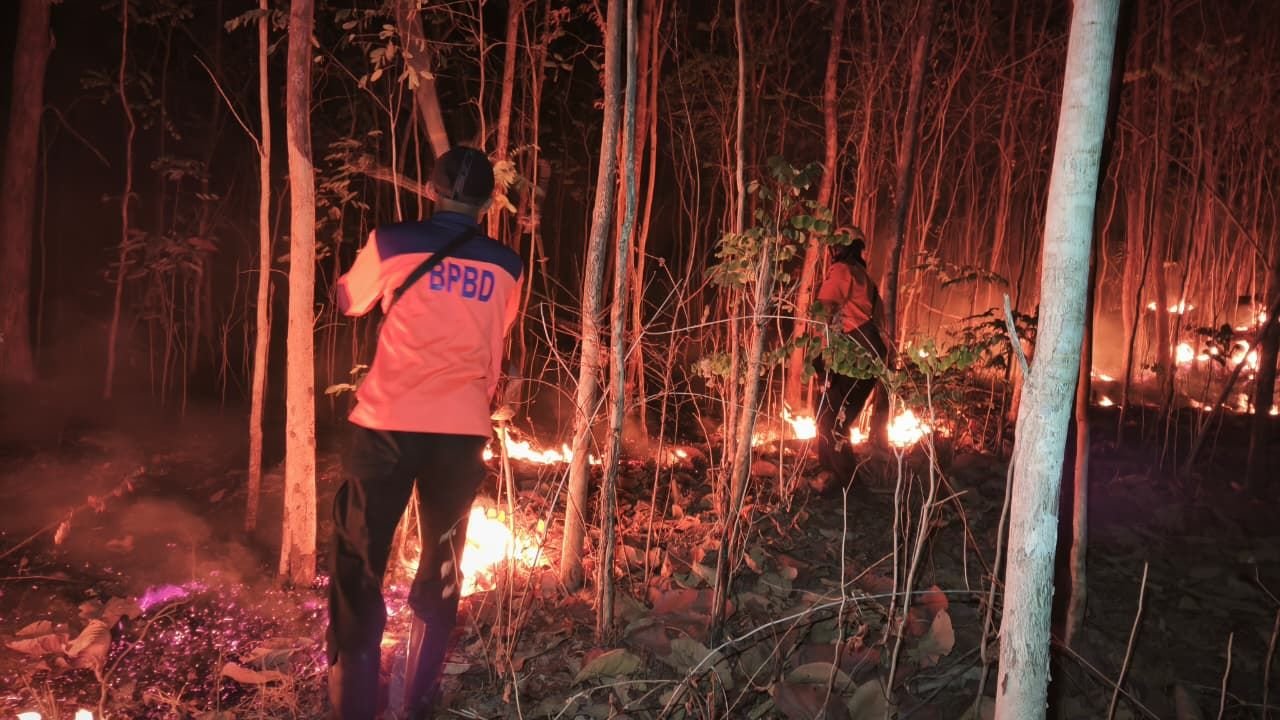 FOTO 10 Okt_BPBD dan Tim Gabungan memadamkan api di 11 ha lahan yang terbakar pada Tempat Pemrosesan Akhir (TPA) Takome, Kota Ternate, Prov Maluku Utara 1