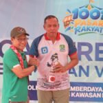 FOTO 10 Okt_Menteri Koordinator Bidang Pemberdayaan Masyarakat Abdul Muhaimin Iskandar (Cak Imin) bersama dengan Wali Kota Bekasi Tri Adhianto