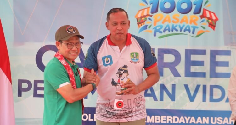 FOTO 10 Okt_Menteri Koordinator Bidang Pemberdayaan Masyarakat Abdul Muhaimin Iskandar (Cak Imin) bersama dengan Wali Kota Bekasi Tri Adhianto