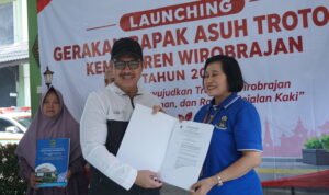 FOTO 11 Okt_Kegiatan Launching Gerakan Bapak Asuh Trotoar yang diluncurkan di Kantor Kemantren Wirobrajan, Yogyakarta. dok. kotajogja.go.id