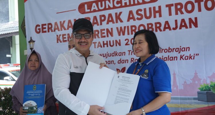 FOTO 11 Okt_Kegiatan Launching Gerakan Bapak Asuh Trotoar yang diluncurkan di Kantor Kemantren Wirobrajan, Yogyakarta. dok. kotajogja.go.id