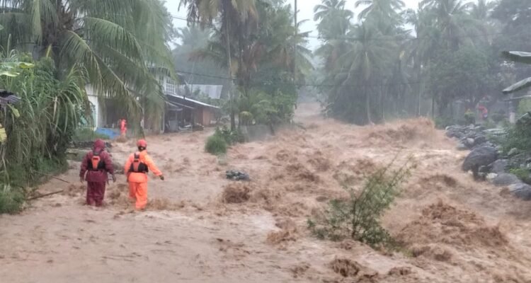 FOTO 11 Okt_Luapan air sungai dan banjir di sejumlah kecamatan Kota Padang, Sumatra Barat. dok. padang.go.id
