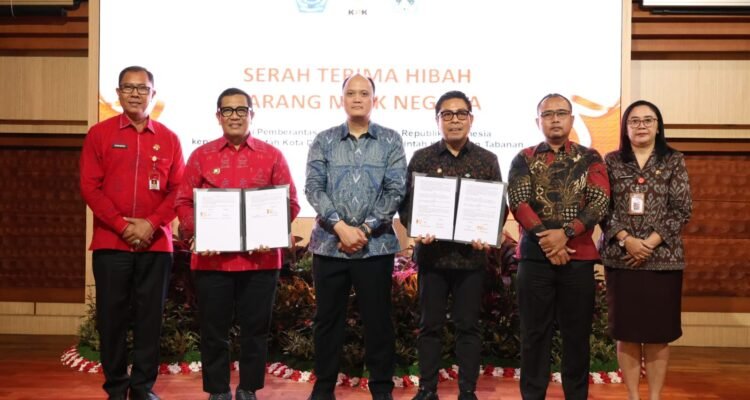 FOTO 12 Okt_Acara penyerahan hibah barang rampasan negara senilai Rp1,16 miliar kepada Pemerintah Kota Denpasar dari Komisi Pemberantasan Korupsi. denpasarkota