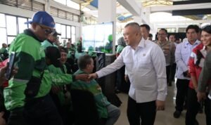 FOTO 12 Okt_Menteri Perhubungan Dudy Purwagandhi bersama para diver ojek online. dok. kemenhub INI