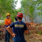 FOTO 13 Okt_Penanganan kebakaran hutan dan lahan di Kelurahan Surutanga, Kecamatan Wara Timur, Kota Palopo, Provinsi Sulawesi Selatan. bpbdkota 1