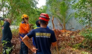 FOTO 13 Okt_Penanganan kebakaran hutan dan lahan di Kelurahan Surutanga, Kecamatan Wara Timur, Kota Palopo, Provinsi Sulawesi Selatan. bpbdkota 1