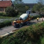 FOTO 14 Okt_Armada self loading concrete mixer atau dikenal dengan mobile batching plant, yakni kendaraan yang memproduksi beton di lokasi proyek. dok. jabar INI