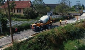 FOTO 14 Okt_Armada self loading concrete mixer atau dikenal dengan mobile batching plant, yakni kendaraan yang memproduksi beton di lokasi proyek. dok. jabar INI
