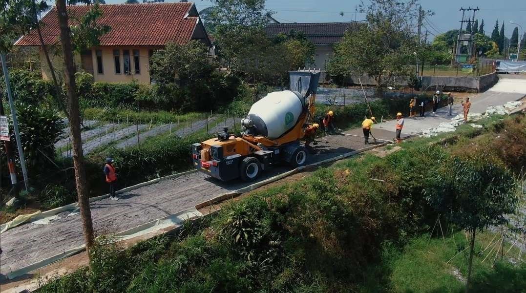 FOTO 14 Okt_Armada self loading concrete mixer atau dikenal dengan mobile batching plant, yakni kendaraan yang memproduksi beton di lokasi proyek. dok. jabar INI