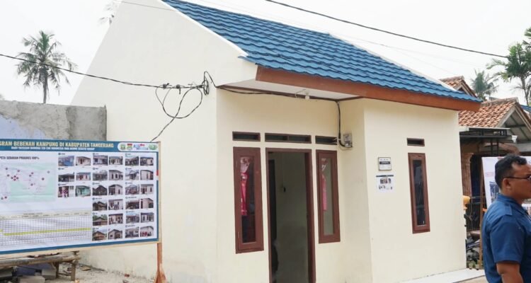 FOTO 14 Okt_Renovasi rumah pada program Gotong Royong Renovasi Rumah Merah Putih INI
