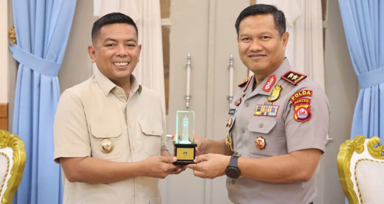FOTO 15 Okt_Gubernur Banten Andra Soni menerima kunjungan Kepala Kepolisian Daerah Banten Irjen Pol Hendra Kurniawan beserta jajaran di Gedung Negara, Kota Serang