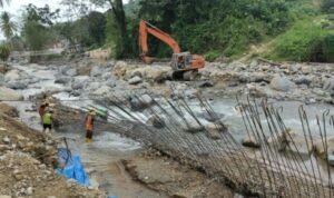 FOTO 15 Okt_Perbaikan cepat untuk aliran sungai yang terdampak banjir bandang di Kota Padang. dok. kementerianpu INI