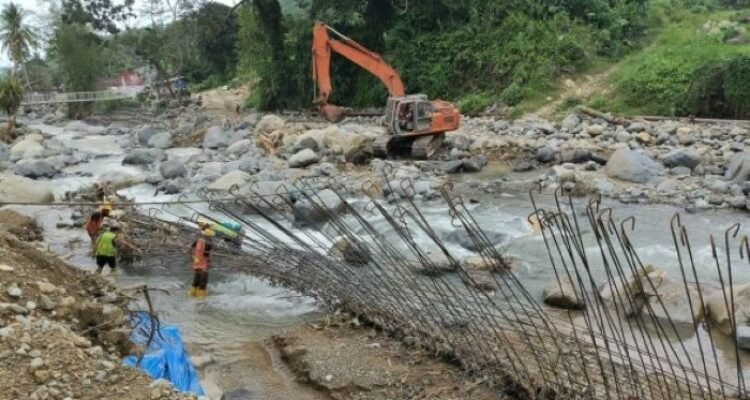 FOTO 15 Okt_Perbaikan cepat untuk aliran sungai yang terdampak banjir bandang di Kota Padang. dok. kementerianpu INI