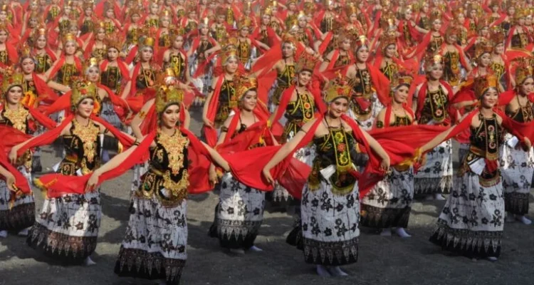 FOTO 15 Okt_Tarian massal Gandrung Sewu dari Kabupaten Banyuwangi, Provinsi Jawa Timur. (dok. kemenpar)