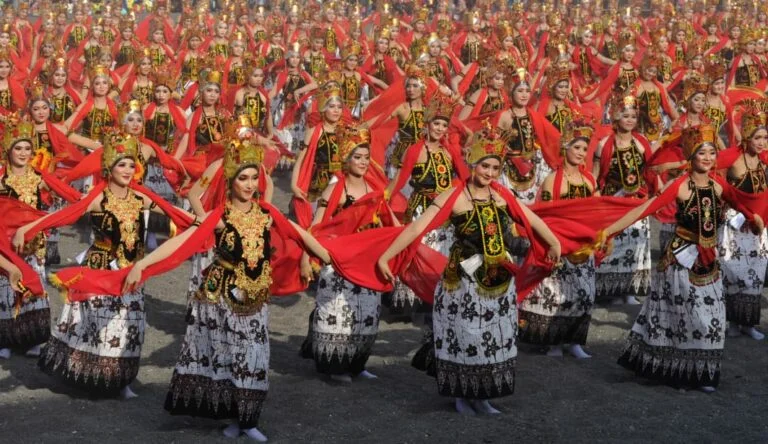 FOTO 15 Okt_Tarian massal Gandrung Sewu dari Kabupaten Banyuwangi, Provinsi Jawa Timur. (dok. kemenpar)