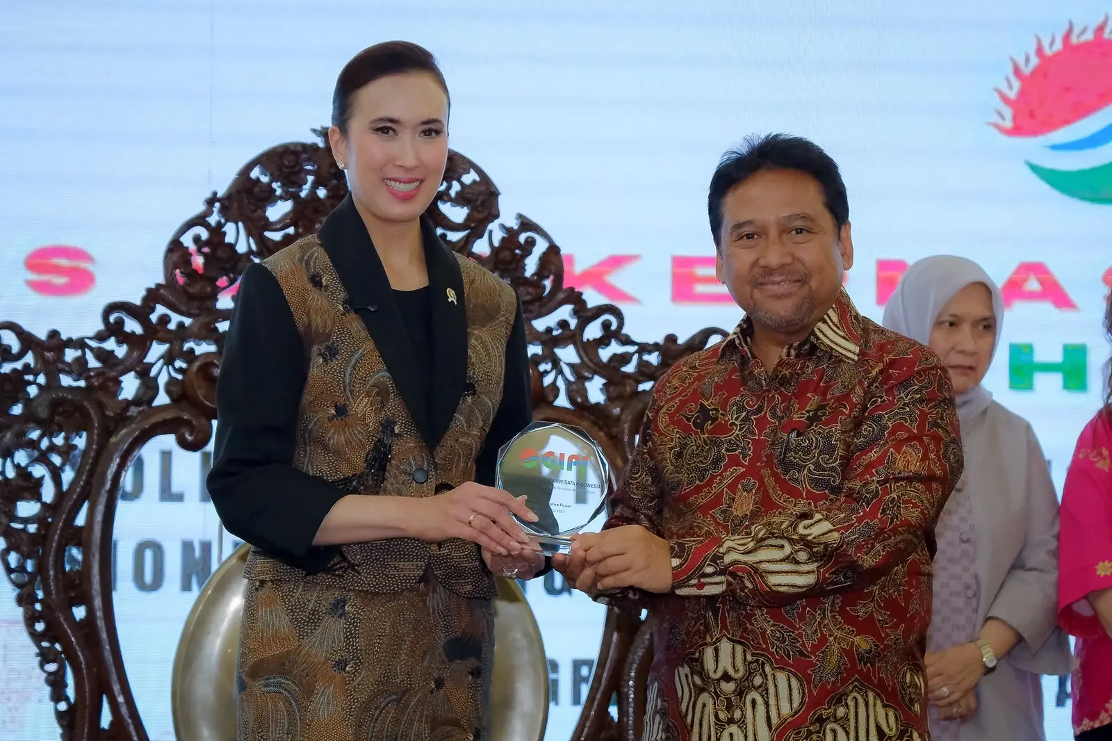 FOTO 16 Okt_Menteri Pariwisata Widiyanti Putri Wardhana bersama dengan Ketua Umum Dewan Pengurus Pusat (DPP) GIPI Hariyadi
