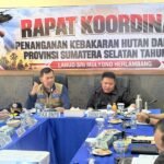 FOTO 18 Okt_Kepala BNPB Letjen TNI Kristomei Sianturi memimpin Rapat Koordinasi Penanganan Kebakaran Hutan dan Lahan di wilayah Prov Sumsel Tahun 2026 di Lanud Sri Yono Herlambang, Pal