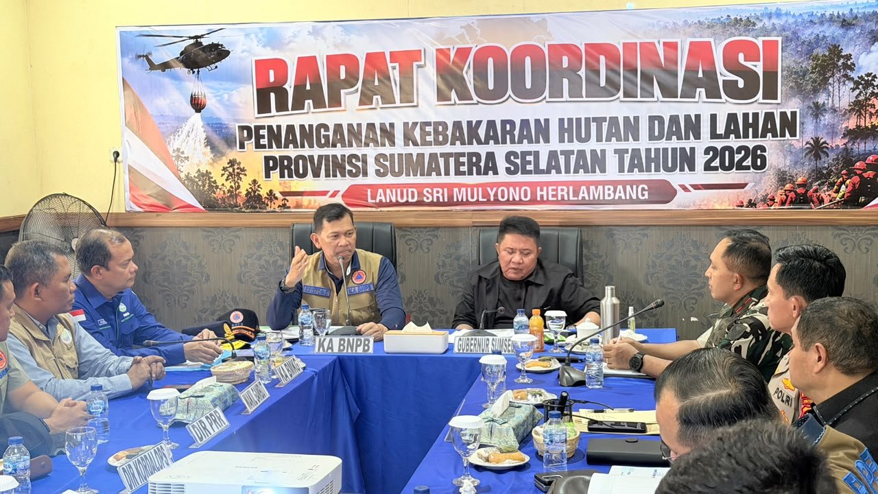 FOTO 18 Okt_Kepala BNPB Letjen TNI Kristomei Sianturi memimpin Rapat Koordinasi Penanganan Kebakaran Hutan dan Lahan di wilayah Prov Sumsel Tahun 2026 di Lanud Sri Yono Herlambang, Pal