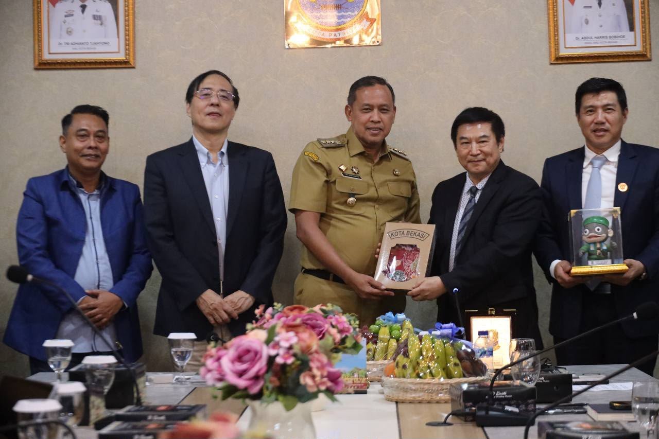 FOTO 18 Okt_Pertemuan Wali Kota Bekasi Tri Adhianto dengan delegasi Beijing Digital Economy Enterprises Overseas Innovation