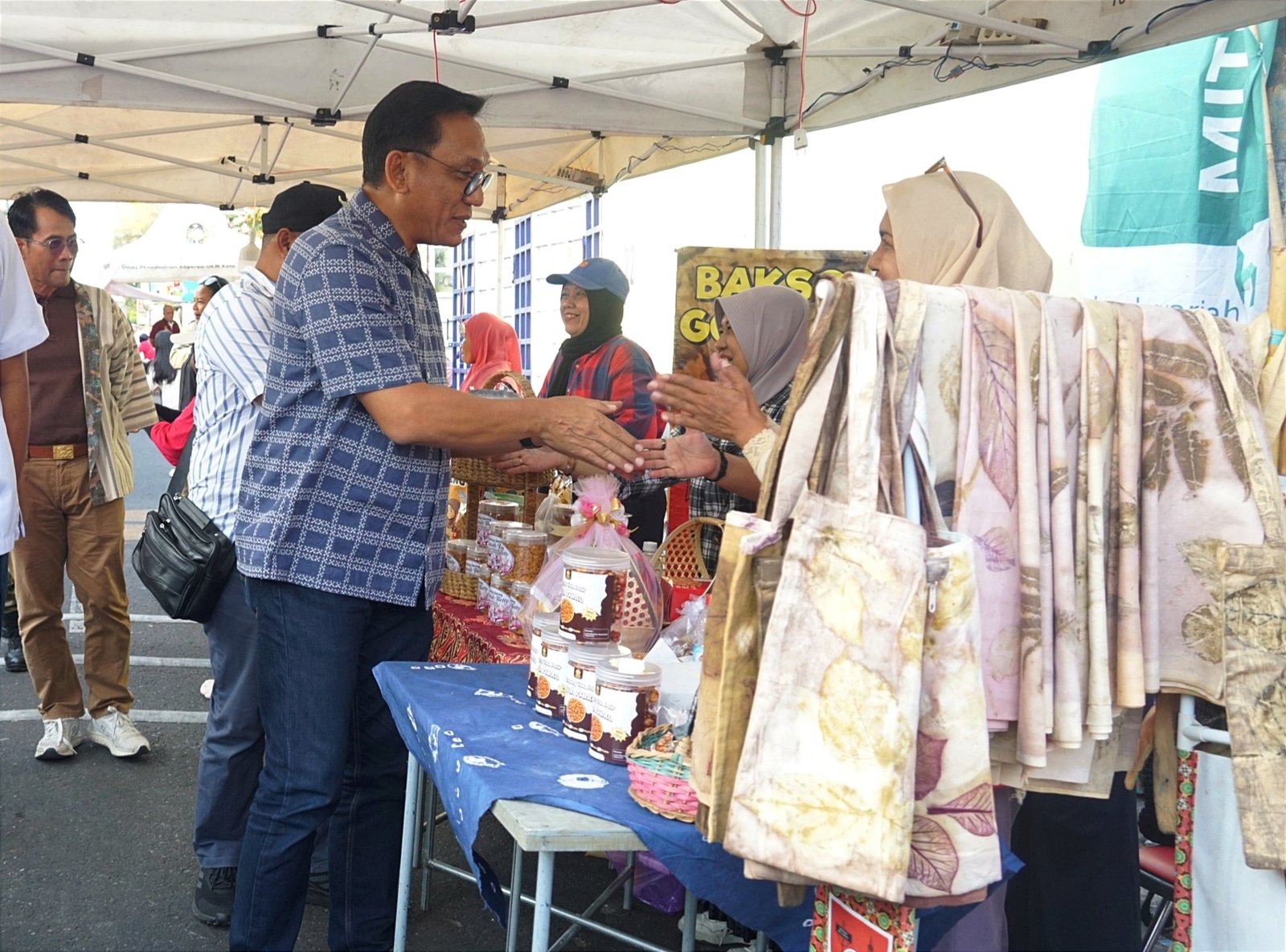 FOTO 18 Okt_Wakil Wali Kota Yogyakarta Wawan Harmawan melihat produk UMKM di Danurejan Expo 2026. jogjakota