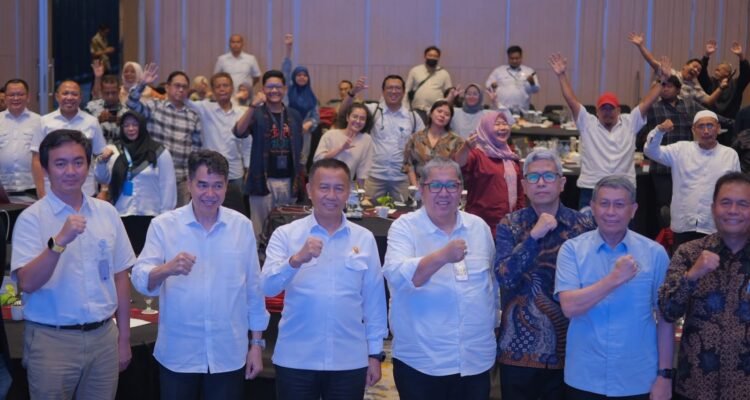 FOTO 2 Okt_Kegiatan Lokakarya Forum Wartawan Perhubungan Membangkitkan Kesadaran Keselamatan, Keamanan dan Kenyamanan Transportasi di Bandung, Jawa Barat 21